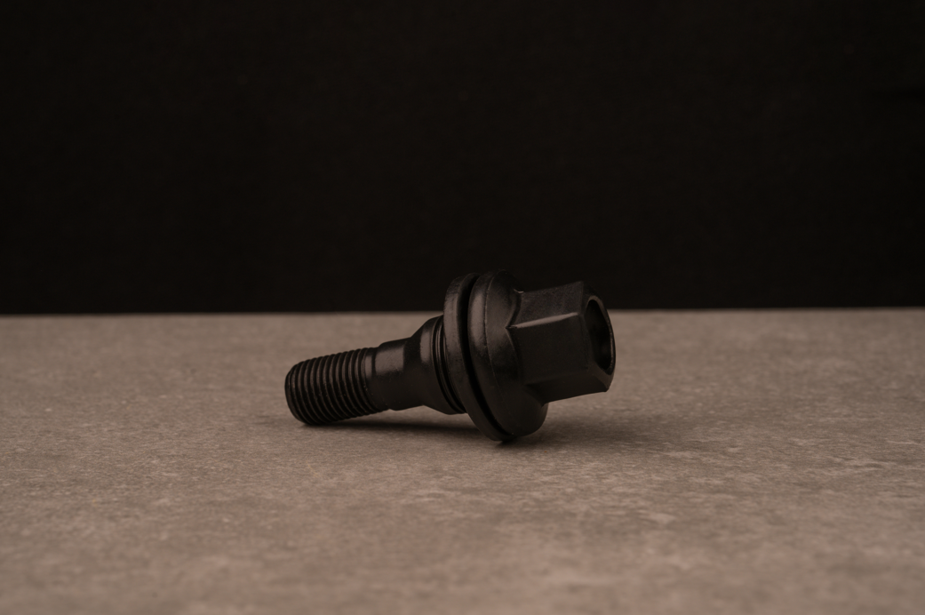 Wheel bolt coated with graphite black GEOMET® 430 basecoat + PLUS® M 2 Black topcoat.