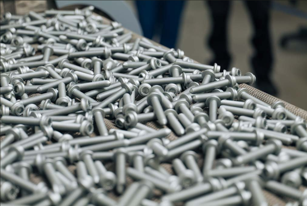 GEOMET® non-electrolytic bulk line application: increasing fasteners durability with 6 µm of zinc flake coating material and no hydrogen de-embrittlement processing.